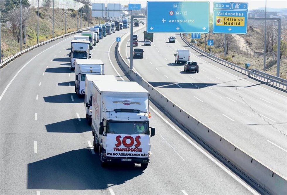 Archivo - Varios camiones en la carretera M-40, durante una marcha lenta por las principales vías de Madrid para protestar por los problemas que sufre el sector, a 14 de diciembre de 2021