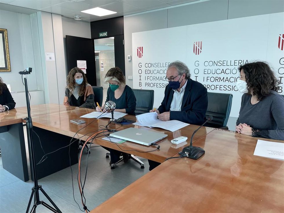 El conseller de Educación y Formación Profesional, Martí March y la directora de la Fundación Vodafone España, Gloria Placer.