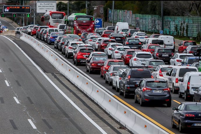 Archivo - Tráfico en la carretera A-6 en Madrid