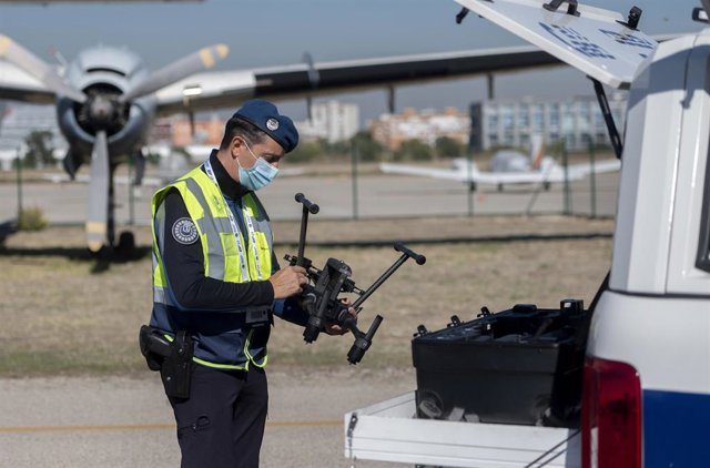 Archivo - Un agente policial con un dron