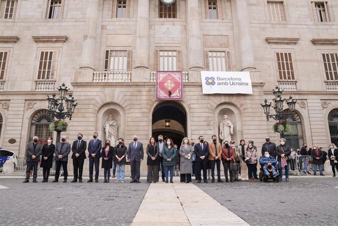 Varios representantes del Ayuntamiento de Barcelona guardan un minuto de silencio en recuerdo a las víctimas de terrorismo.