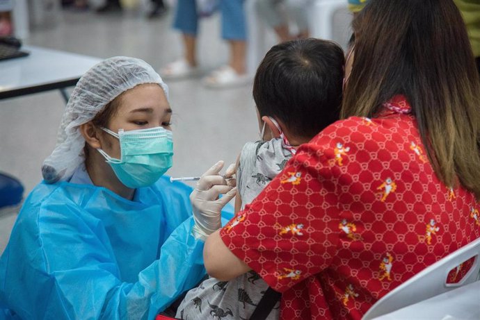 20 February 2022, Thailand, Bangkok: A health worker administers a dose of Coronavirus (Covid-19) Pfizer pediatric vaccine to a boy at the Bang Sue Grand Station. Photo: Peerapon Boonyakiat/SOPA Images via ZUMA Press Wire/dpa