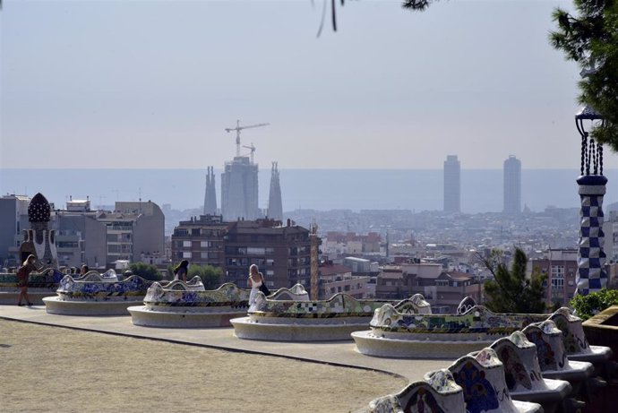 Archivo - Vista del skyline de Barcelona desde el Park Güell