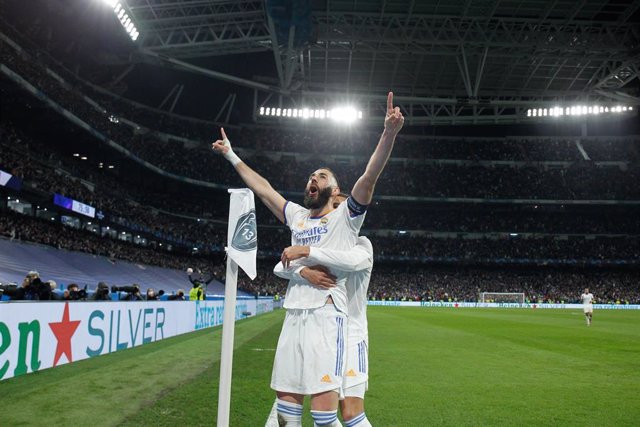 Karim Benzema celebra el 2-1 en el Real Madrid-Paris Saint-Germain de la Liga de Campeones 2021-2022