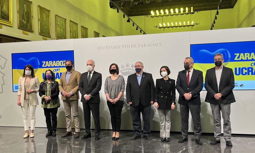Representantes del Ayuntamiento de Zaragoza, Fundación Ibercaja y Aldeas Infantiles, en la presentación de la campaña.