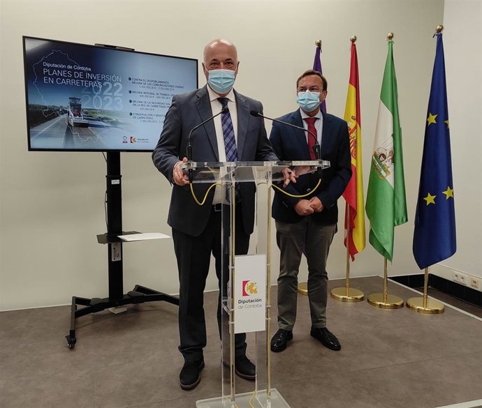 Antonio Ruiz interviene en la rueda de prensa Junto a Francisco Palomares.