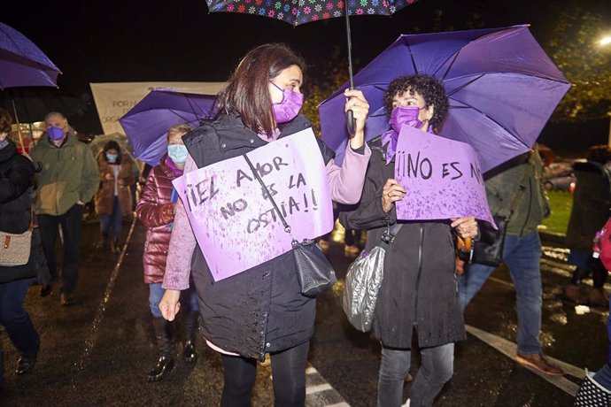 Archivo - Dos mujeres sostienen varias pancartas en una manifestación convocada por la Comisión 8 de Marzo contra la violencia machista, en Santander, Cantabria, (España). 