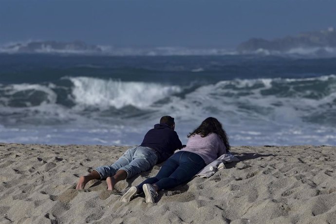 Dos personas observan el oleaje, a 21 de febrero de 2022, en A Coruña, Galicia (España). La Direccion Xeral de Emerxencias e Interior da Vicepresidencia da Xunta ha anunciado una alerta naranja por temporal costero a partir de la jornada de mañana en la