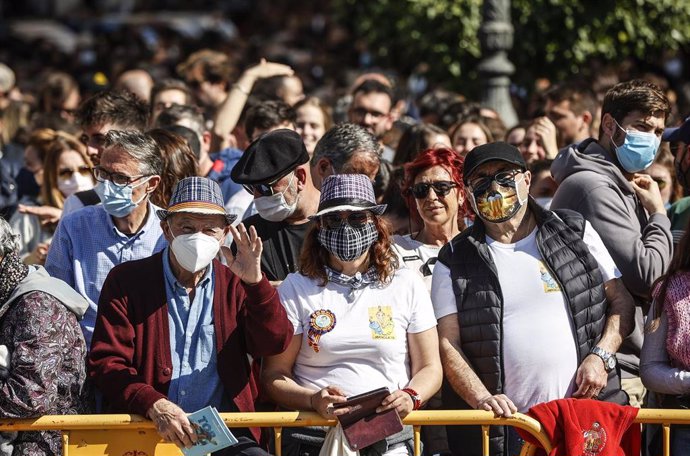 Asistentes esperan el lanzamiento de la primera masclet de 2022 de todas las que van a suceder diariamente hasta finales de Fallas, en la Plaza del Ayuntamiento, a 1 de marzo de 2022, en Valencia, Comunidad Valenciana (España).