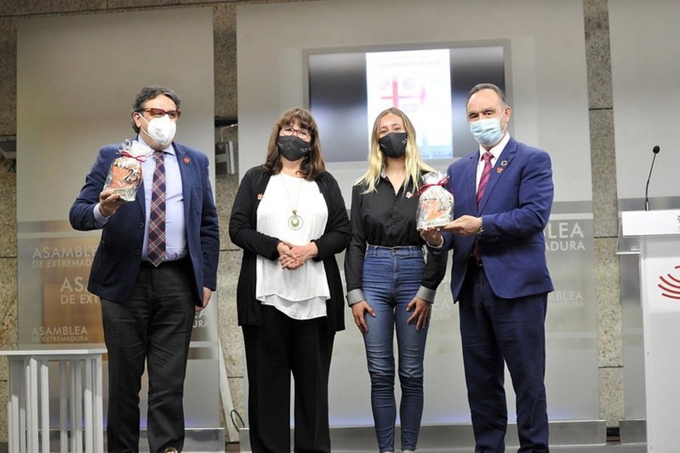 José María Vergeles y Valentín Cortés reciben un corazón de cerámica de manos de la asociación ADMO, en el 25 aniversario de este colectivo.