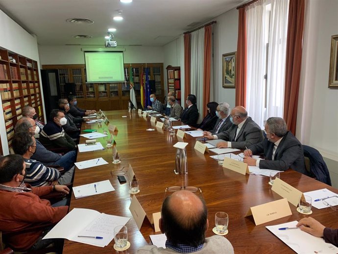 Reunión de la Junta de Extremadura y la Subdelegación del Gobierno con miembros de Seiasa y regantes del Valle del Jerte