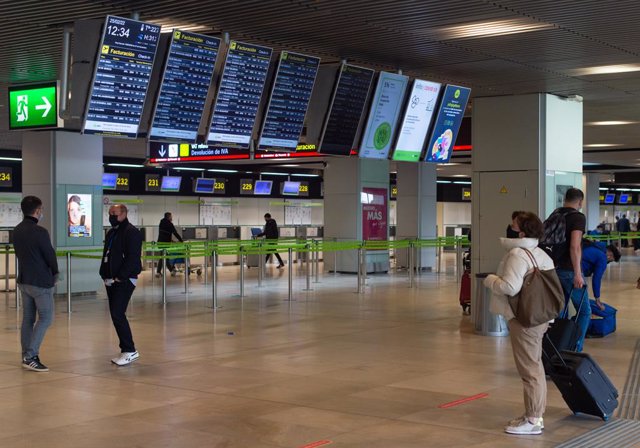 Varias personas con maletas en la Terminal 1 del Aeropuerto Adolfo Suárez Madrid Barajas.