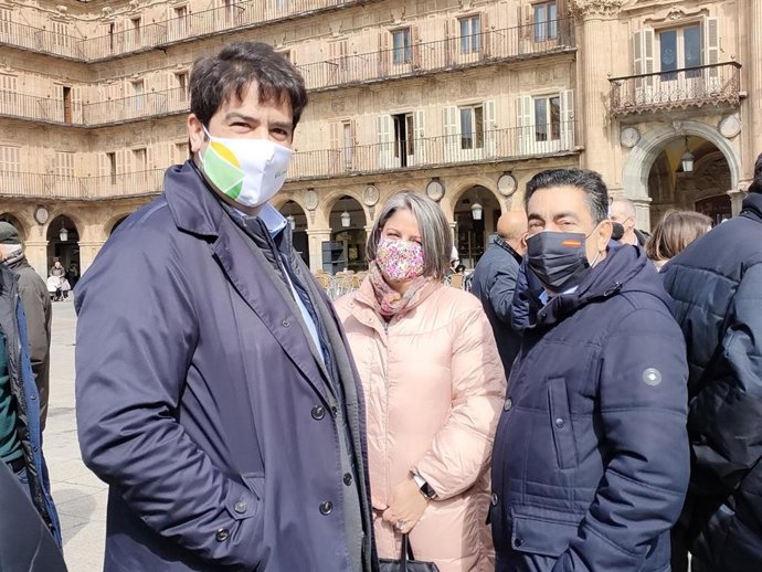 El presidente de CEOE Cepyme Salamanca, Diego García (i), y el presidente de CES, José Vicente Martín Galeano (d), este viernes en Salamanca.