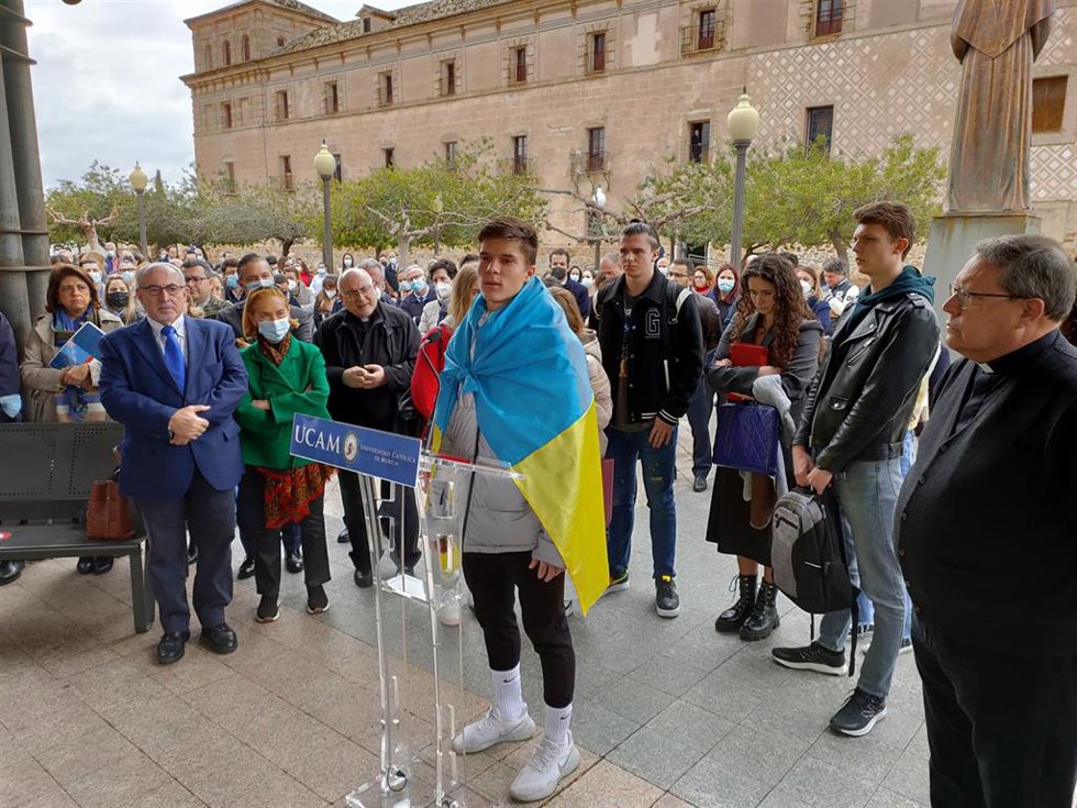 Ilia Polischuk, estudiante ucraniano de intercambio, durante el acto por la paz celebrado en nuestro campus de Los Jerónimos esta semana