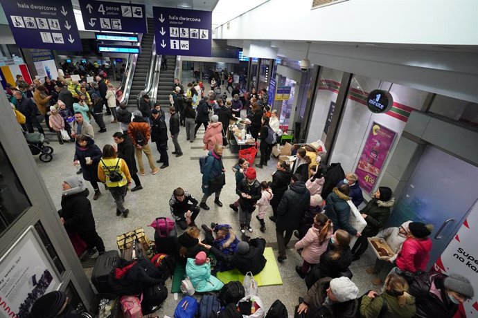 10 March 2022, Poland, Krakau: Ukrainian refugees wait in a hall after arriving at the main train station in Krakow. Photo: Bryan Smith/ZUMA Press Wire/dpa
