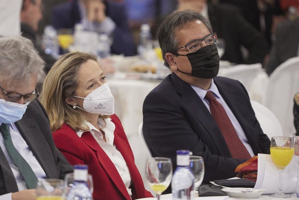 La vicepresidenta del Gobierno, Nadia Calviño, junto a el Presidente de la Fundación Cajasol, Antonio Pulido, durante el encuentro de la Cadena SER, agenda del Gobierno de Andalucia en la Fundación Cajasol, a 11 de marzo de 2022 en Sevilla (Andalucía, E