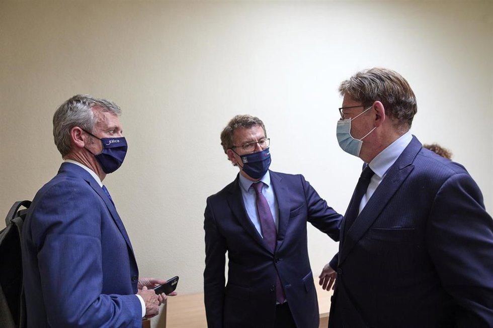 Archivo - (I-D) El vicepresidente de la Xunta de Galicia, Alfonso Rueda; el presidente de la Xunta, Alberto Núñez Feijóo, y el presidente de la Comunidad Valenciana, Ximo Puig, en una imagen de archivo