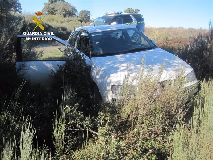 Vehículo hallado por la Guardia Civil en una paraje tras ser abandonado por su conductor.