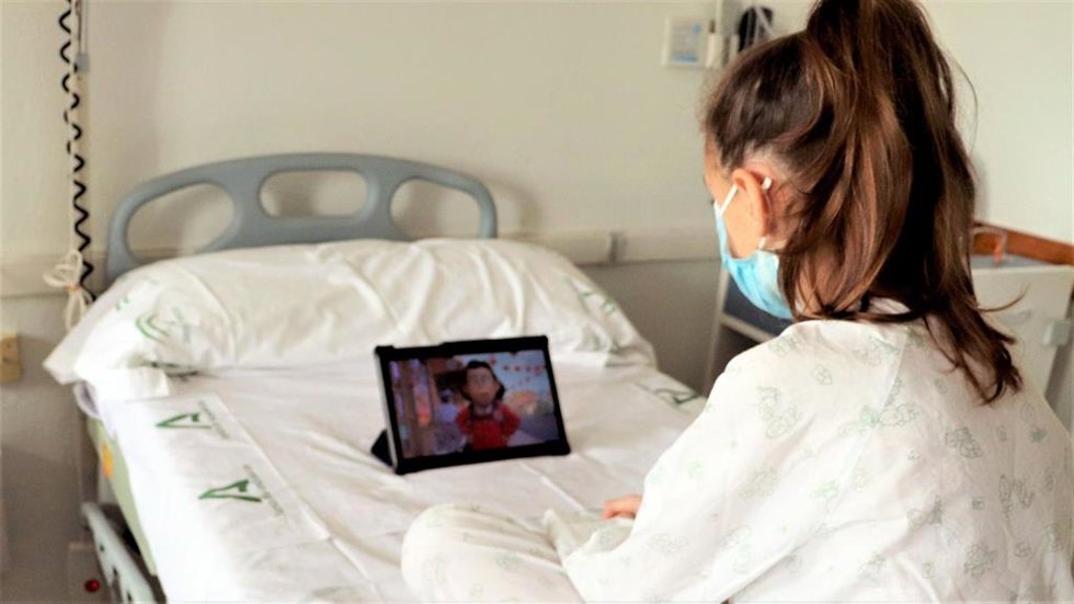 Los menores del Hospital Juan Ramón Jiménez visionan el estreno de la película RED de Disney