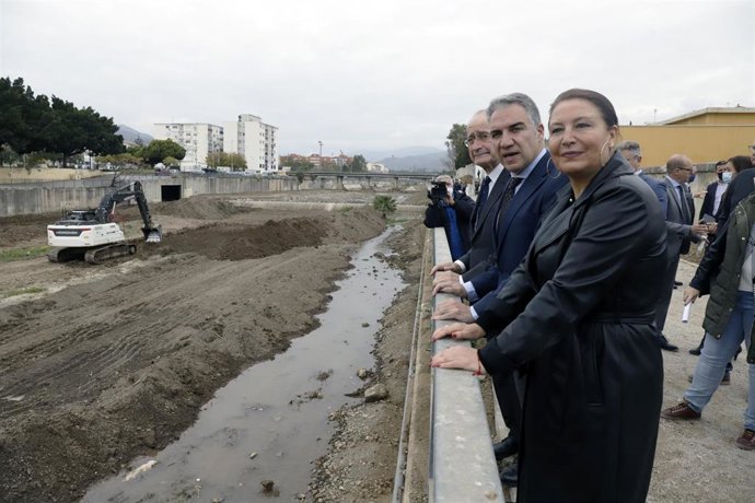 la consejera de Agricultura, Ganadería, Pesca y Desarrollo Sostenible, Carmen Crespo (d), El consejero de la Presidencia, Administración Pública e Interior, Elías Bendodo (c), y el alcalde de la ciudad, Francisco de la Torre (i) visitan obras