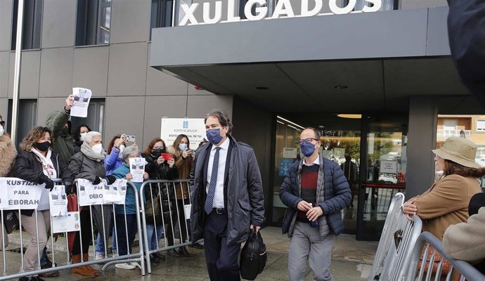 El único investigado por la desaparición y muerte de Déborah Fernández-Cervera, Pablo P.S-L. (derecha), a su salida tras comparecer en el juzgado de Tui, acompañado por su abogado (izquierda).