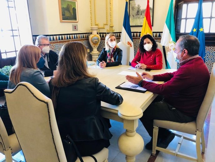 Reunión del Ayuntamiento de Alcalá de Guadaíra con Cáritas y Cruz Roja.