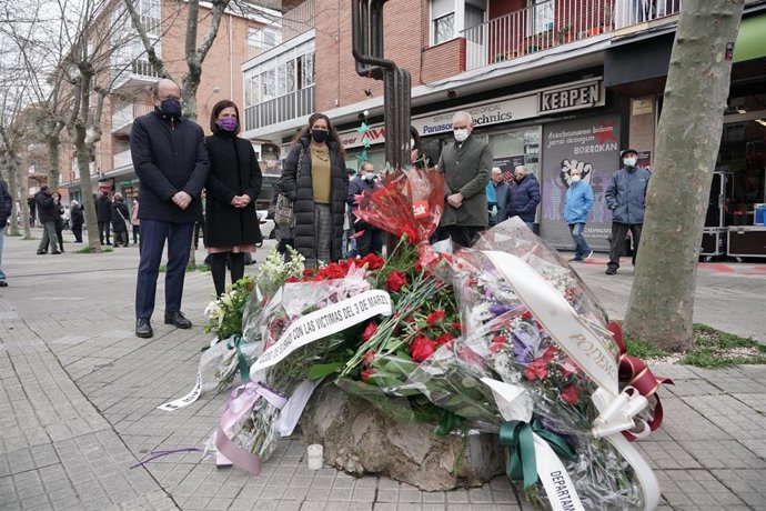 Ofrenda floral por lo obreros fallecidos el 3 de marzo de 1976