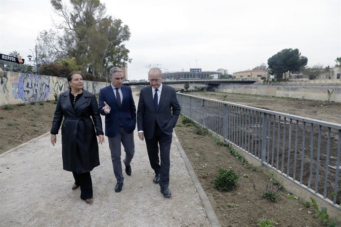 El consejero de la Presidencia, Elías Bendodo (c), y la consejera de Agricultura, Ganadería, Pesca y Desarrollo Sostenible, Carmen Crespo (i), y el alcalde Málaga, Francisco de la Torre (d) visitan obras en cauce del río Guadalmedina