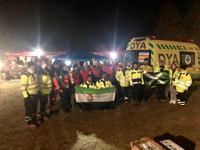 Voluntarios de DYA entregan ayuda humanitaria en un campo de refugiados en Polonia.