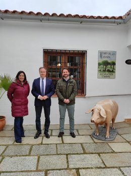 El delegado de Turismo de la Junta de Andalucía en Córdoba, Ángel Pimentel (centro), visita el Museo de la Matanza de Alcaracejos.