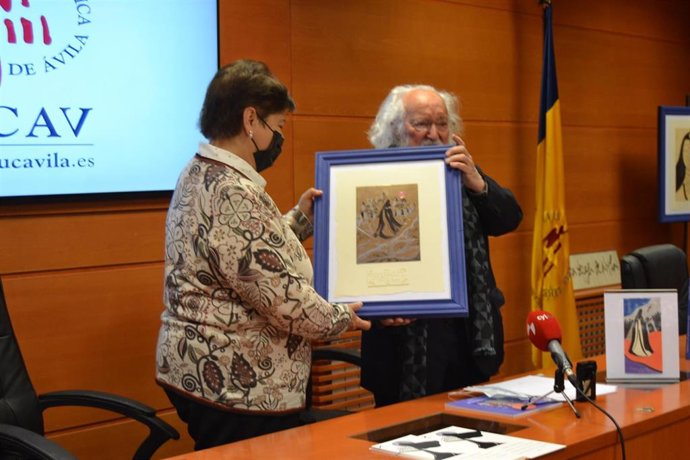 El pintor abulense Luciano Díaz-Castilla expone una muestra de Santa Teresa en el salón de grados de la UCAV. Foto UCAV.