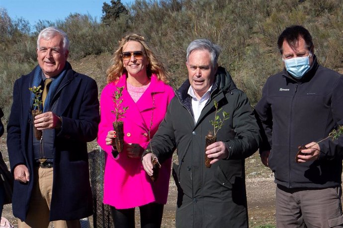 Empleados de AstraZeneca reforestan un bosque de ribera en Torremocha del Jarama (Madrid)