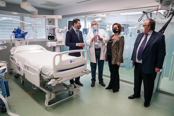 Moreno inaugura la nueva UCI del Hospital de Osuna.