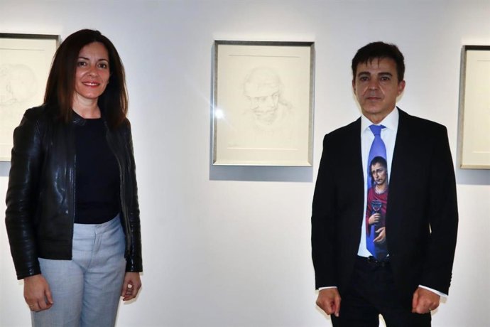 La delegada municipal de Patrimonio y Museo de Alcalá de Guadaíra, María de los Ángeles Ballesteros, y el artista Manuel Domínguez Guerra.