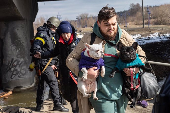 9 de marzo de 2022, Irpin, Ucrania: Un hombre visto con sus perros durante la evacuación..Miles de residentes de Irpin tienen que abandonar sus casas y evacuar mientras las tropas rusas bombardean una ciudad pacífica. Refugiados de guerra en Ucrania.,Im