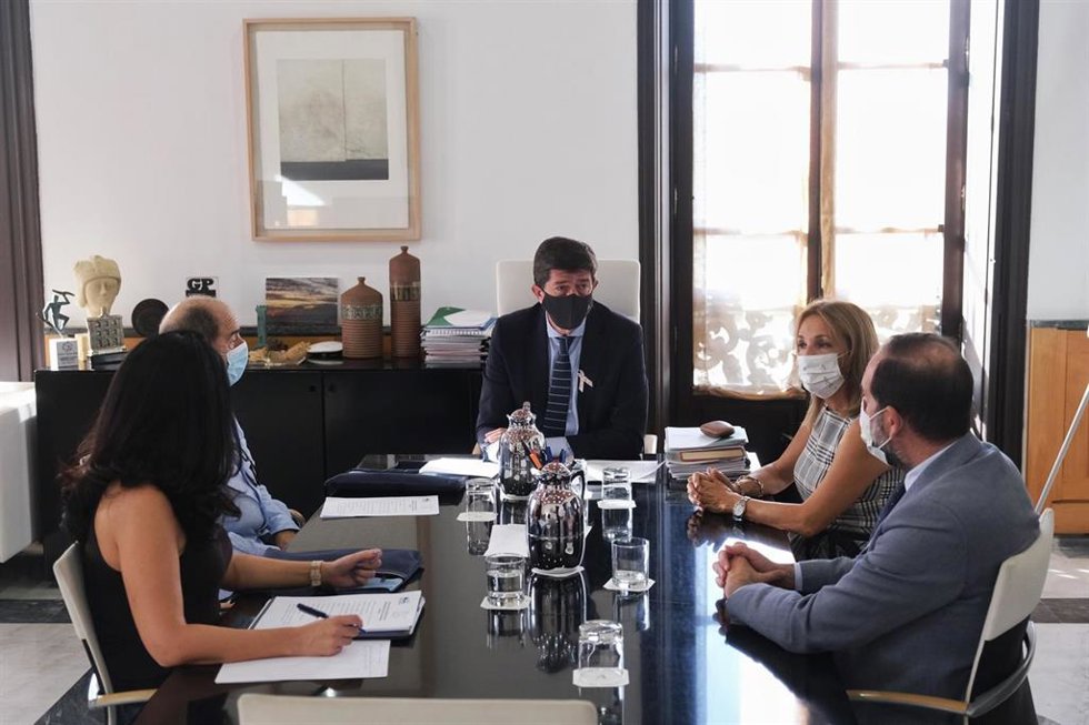Reunión del vicepresidente de la Junta con la Asociación Andaluza de Víctimas del Terrorismo