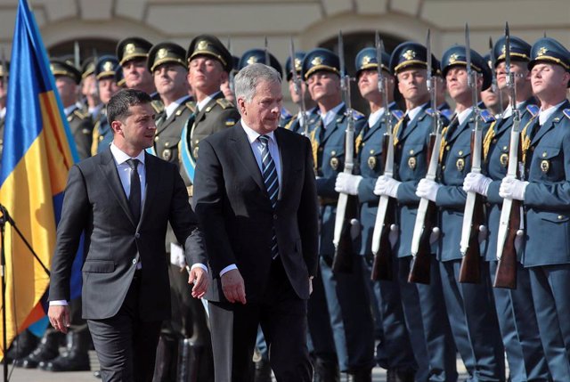 El presidente ucraniano, Volodimir Zelenski, y su homólogo finlandés, Sauli Niinisto (archivo).