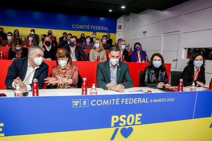  El secretario de organización, Santos Cerdán León, la presidenta del Comité, Cristina Narbona, el presidente del Gobierno y secretario general del PSOE, Pedro Sánchez, y la vicesecretaria general, Adriana Lastra Fernández, en el Comité Federal del PSOE