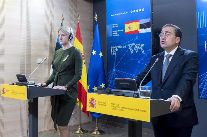 La ministra de Asuntos Exteriores de Estonia, Eva María Liimets y el ministro de Asuntos Exteriores, Unión Europea y Cooperación, José Manuel Albares, en una rueda de prensa