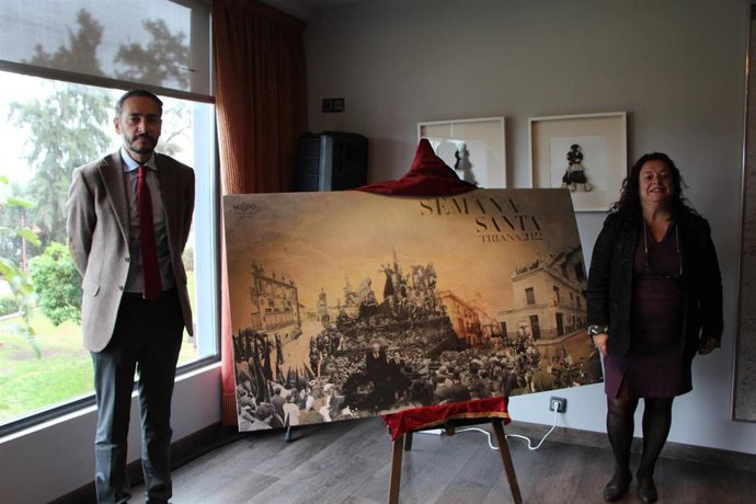 De izquierda a derecha, el artista Santi León y la delegada del Distrito Triana, Encarnación Aguilar.