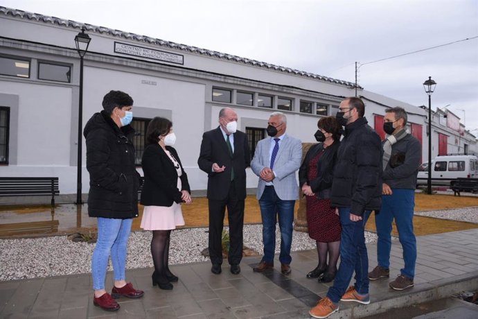 Villalobos visita el nuevo centro formativo Concejal Manolo Cabeza en Villanueva del Río y Minas.