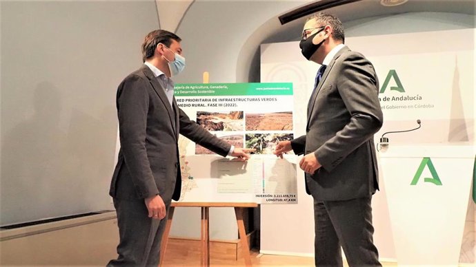 El delegado del Gobierno de la Junta en Córdoba, Antonio Repullo (izda.), actuación acompañado por el delegado territorial de Desarrollo Sostenible, Giuseppe Aloisio, en la presentación de actuaciones en vías pecuarias.