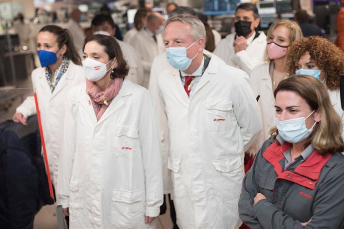 La ministra de Industria, Comercio y Turismo, Reyes Maroto, en su visita a las instalaciones industriales de Cepsa en Palos de la Frontera (Huelva).