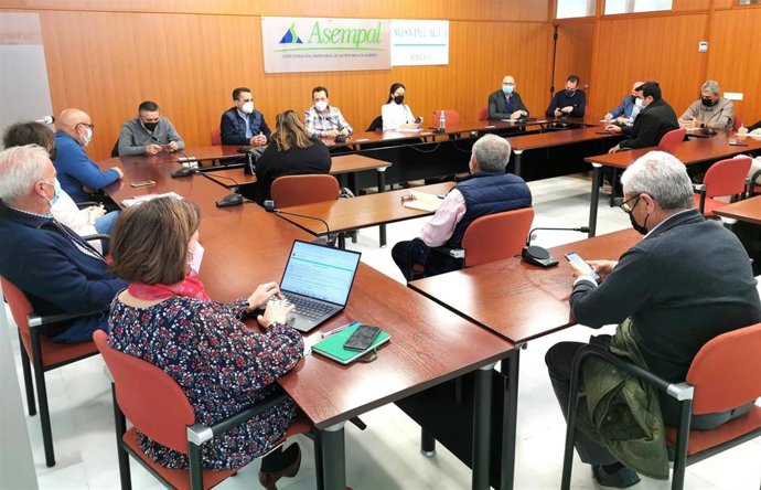 La delegada de Agricultura se reúne con miembros de la Mesa del Agua de Almería.