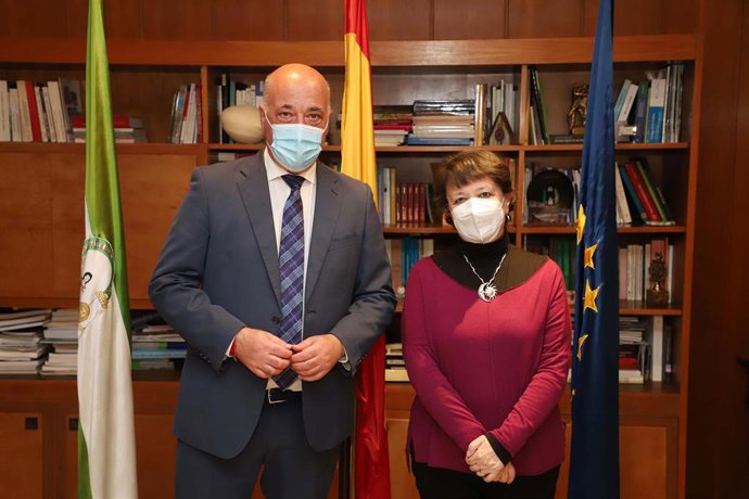 El presidente de la Diputación de Córdoba, Antonio Ruiz, en su encuentro con la subdelegada del Gobierno central, Rafaela Valenzuela.