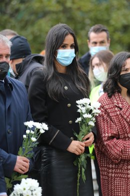 La vicealcaldesa de Madrid, Begoña Villacís, con un ramo de margaritas en el acto que organiza la Asociación Víctimas del Terrorismo (AVT), en el Bosque del Recuerdo del Parque de El Retiro, a 11 de marzo de 2022, en Madrid (España). El acto se celebra 