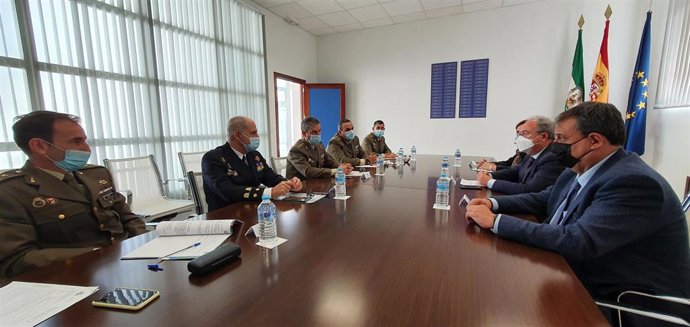 Un momento de la reunión entre los responsables de Defensa (izda.) y de CECO (dcha.)