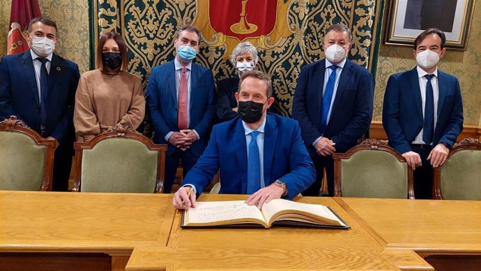 Visita a Cuenca del del secretario de Estado de Turismo, Fernando Valdés