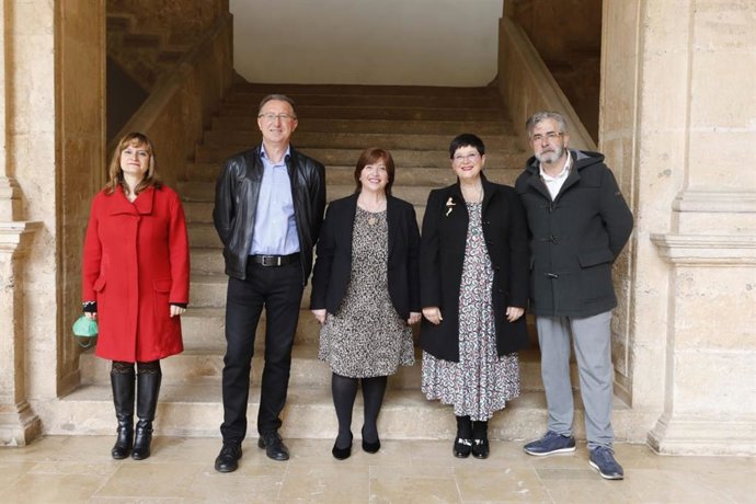 La nueva junta de gobierno de la AVL conformada por (de izq a dcha): Maria ngels Francés, nueva vocal; Joan Rafael Ramos, que renueva como vicepresidente; Vernica Cantó, nueva presidenta; Inmaculada Cerd, nueva secretaria; y Artur Ahuir, vocal