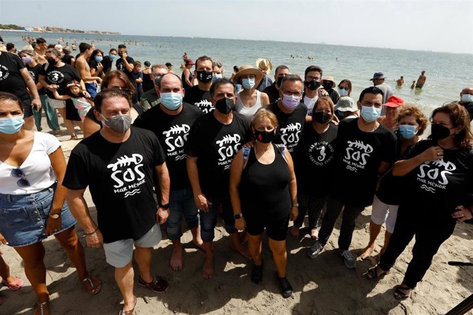 Archivo - Miembros de la plataforma ILP Mar Menor posan en una fotografía durante una cadena humana convocada para guardar luto al Mar Menor, a 28 de agosto de 2021, en Murcia, (España)
